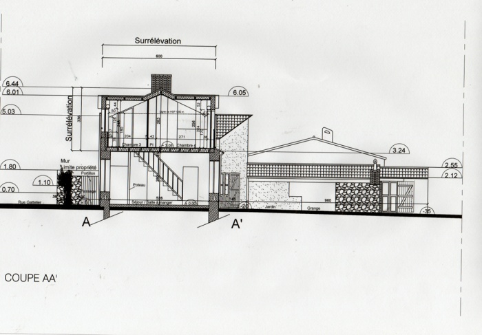 Surlvation d'une maison et construction d'un garage : Coupe 